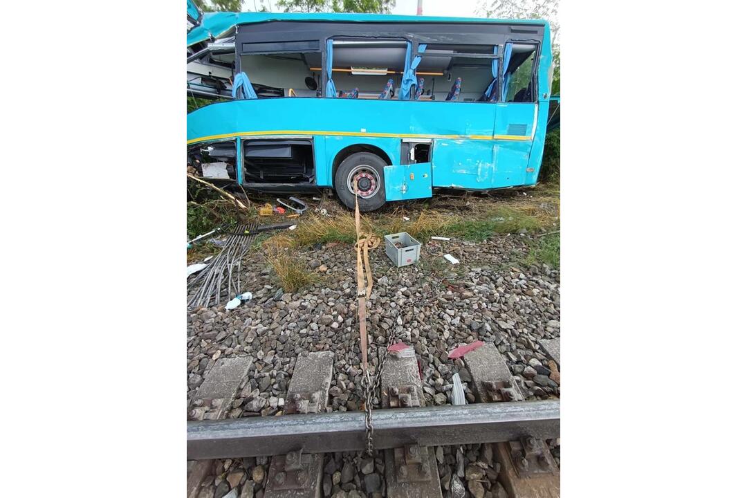 FOTO: Tragická zrážka vlaku s autobusom pri Nových Zámkoch: Rušeň zachvátil požiar, foto 22