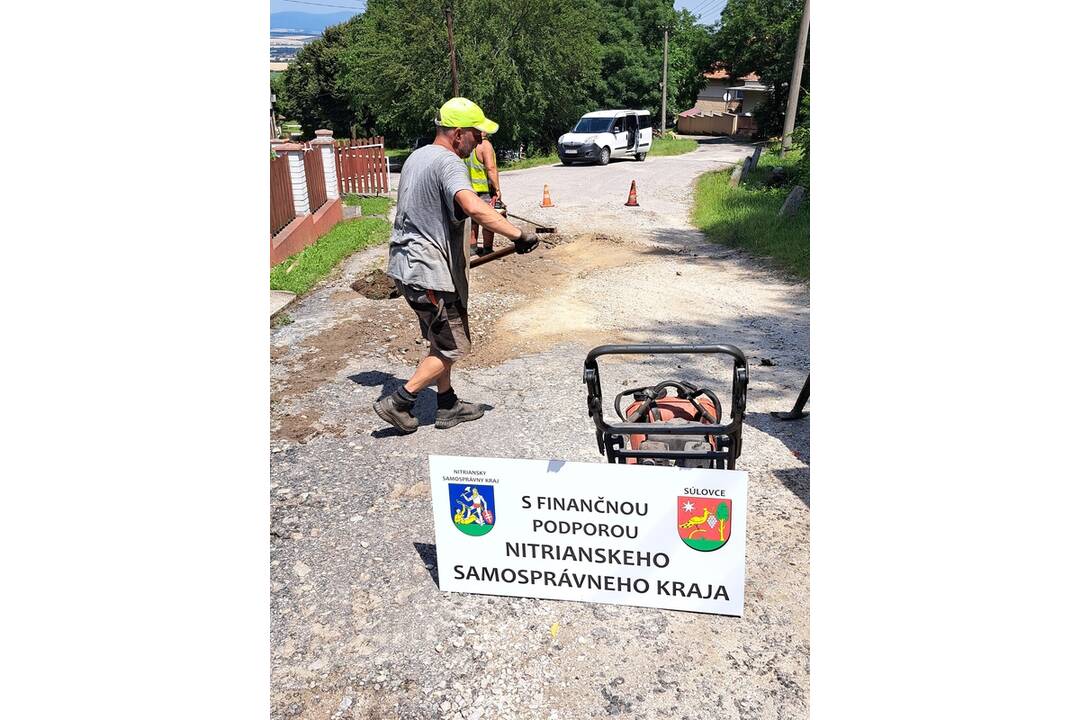 FOTO: V obci Súlovce opravili cesty naliatím asfaltu do výtlkov, vedenie je s výsledkom spokojné, foto 10