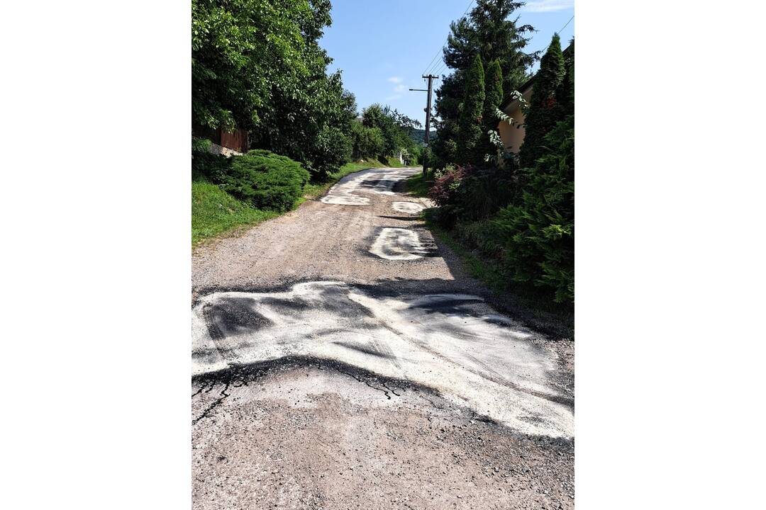 FOTO: V obci Súlovce opravili cesty naliatím asfaltu do výtlkov, vedenie je s výsledkom spokojné, foto 11