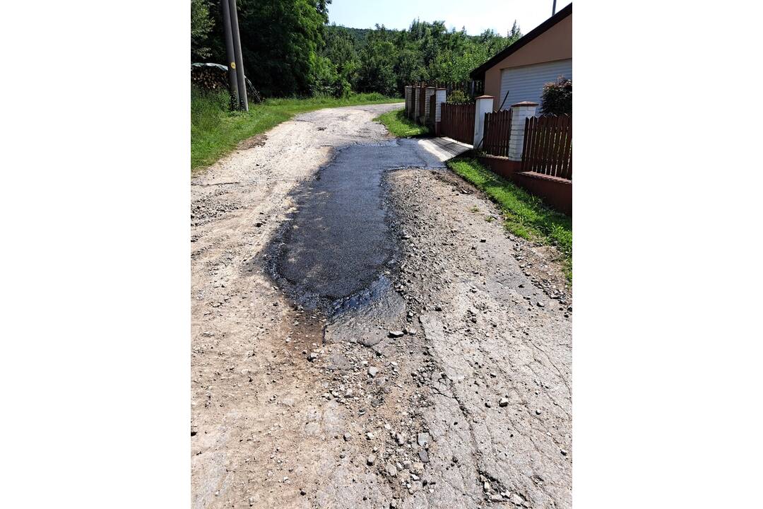 FOTO: V obci Súlovce opravili cesty naliatím asfaltu do výtlkov, vedenie je s výsledkom spokojné, foto 12