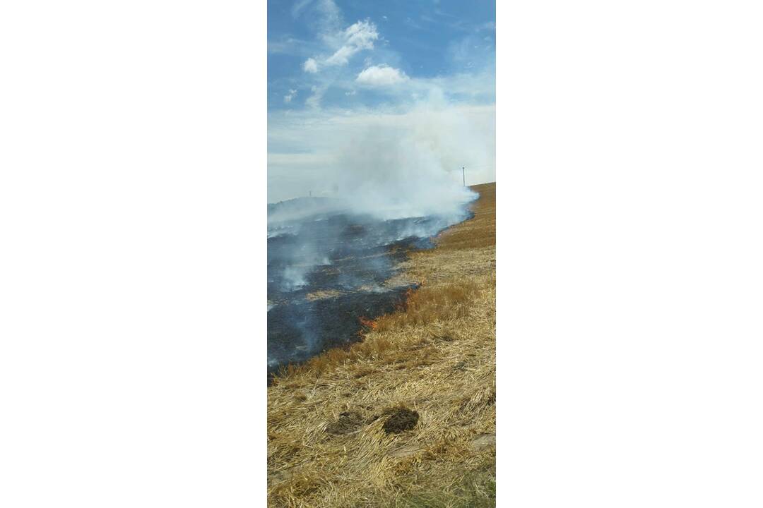 FOTO: Požiar pšeničného poľa v obci Pozba 2. júla, foto 8