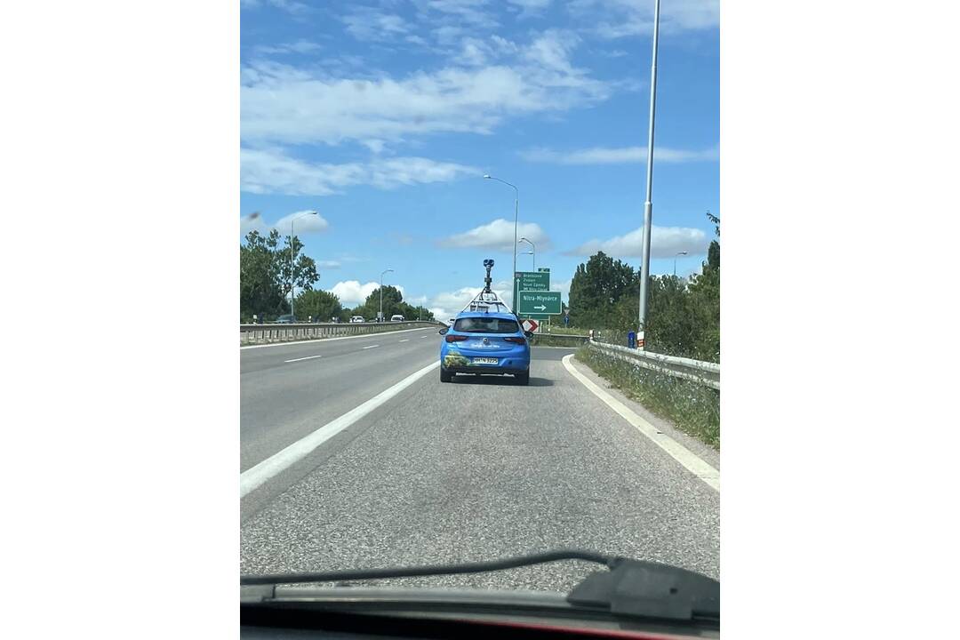 FOTO: Vodiči spozorovali pri Nitre auto Google Street View, foto 1