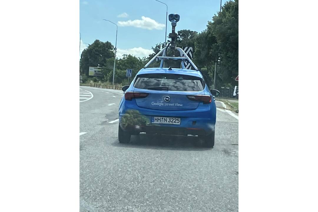 FOTO: Vodiči spozorovali pri Nitre auto Google Street View, foto 2