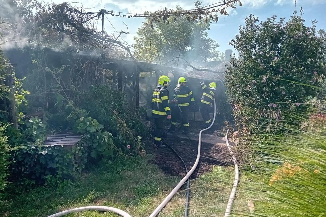 FOTO: V Komjaticiach došlo k požiaru prístavby rodinného domu, foto 2