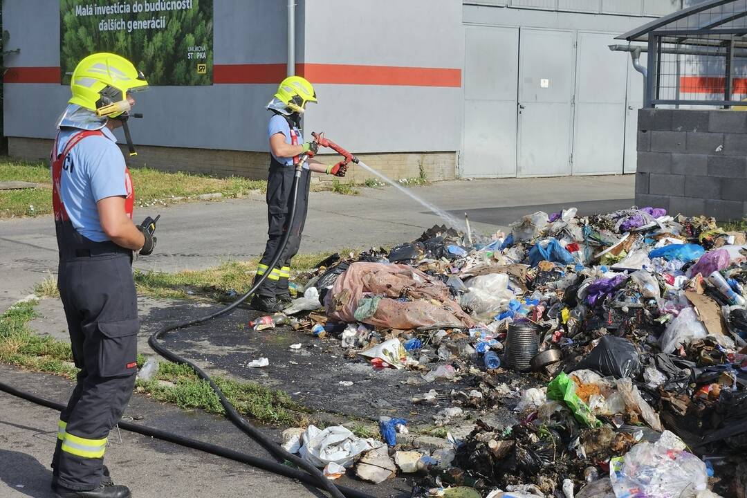 FOTO: V Komárne horelo auto na komunálny odpad, niekto vyhodil horľavé látky, foto 1