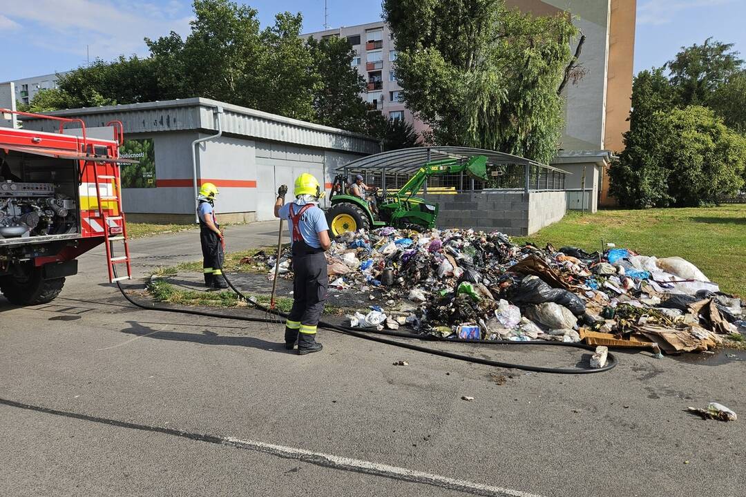 FOTO: V Komárne horelo auto na komunálny odpad, niekto vyhodil horľavé látky, foto 2