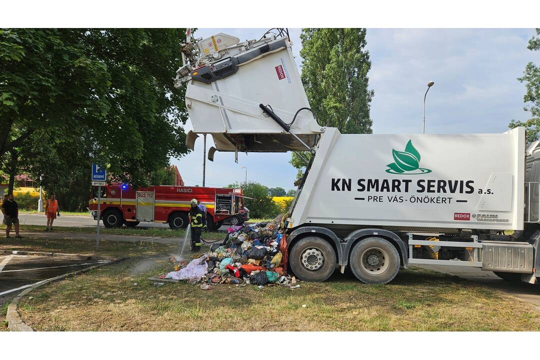 FOTO: V Komárne horelo auto na komunálny odpad, niekto vyhodil horľavé látky, foto 7