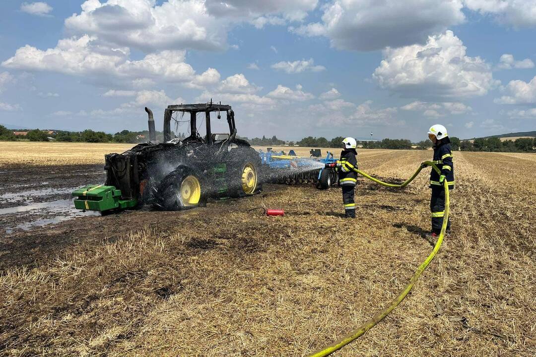 FOTO: Na poli v obci Kovarce horel traktor, hasili ho 3 hasičské cisterny, foto 2