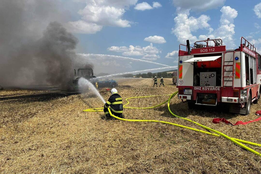 FOTO: Na poli v obci Kovarce horel traktor, hasili ho 3 hasičské cisterny, foto 4