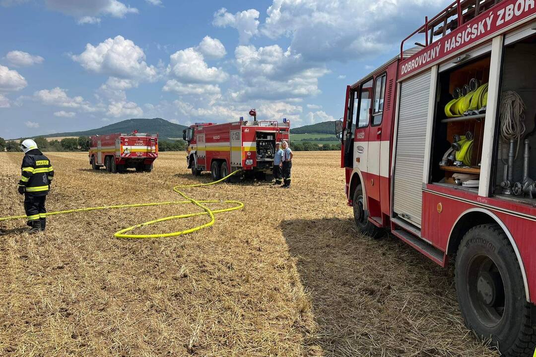 FOTO: Na poli v obci Kovarce horel traktor, hasili ho 3 hasičské cisterny, foto 5