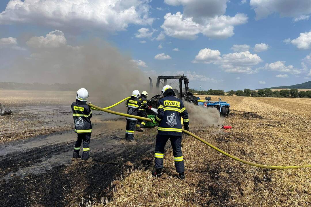 FOTO: Na poli v obci Kovarce horel traktor, hasili ho 3 hasičské cisterny, foto 6