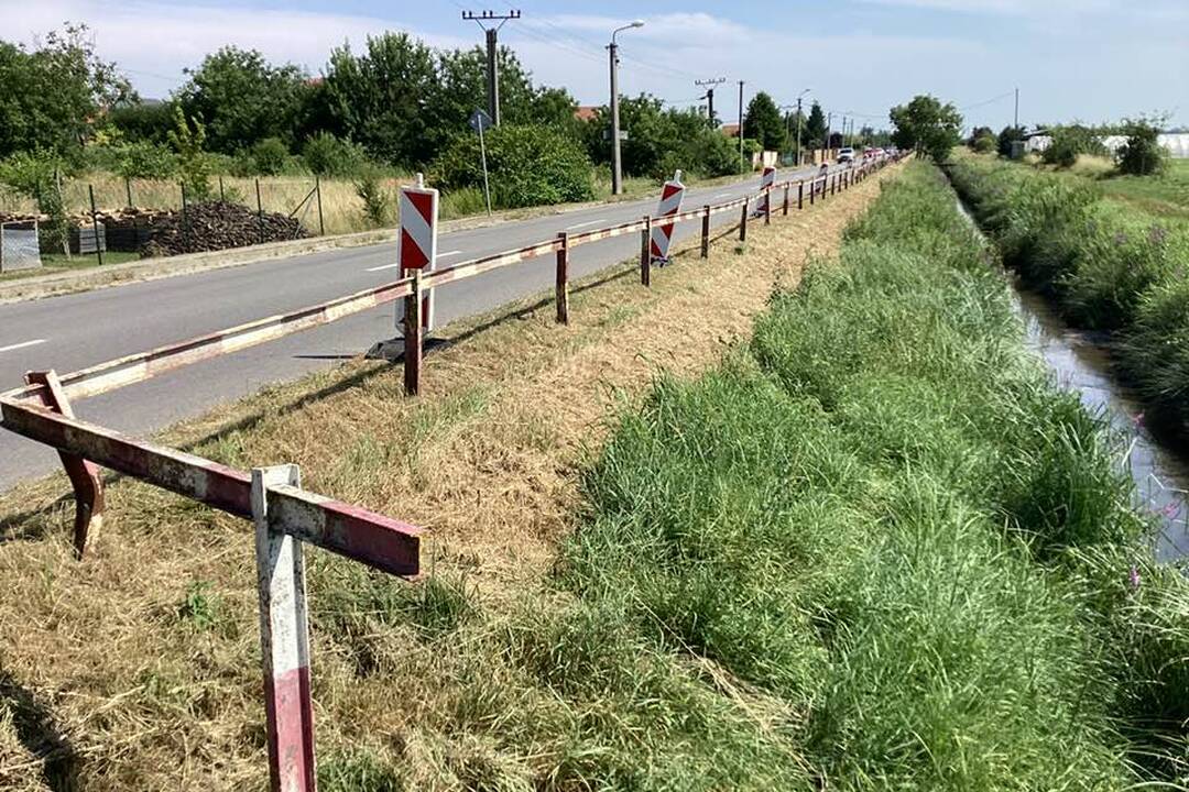 FOTO: Na Dlhej ulici v Janíkovciach vymenia staré zábradlie za zvodidlá, foto 3