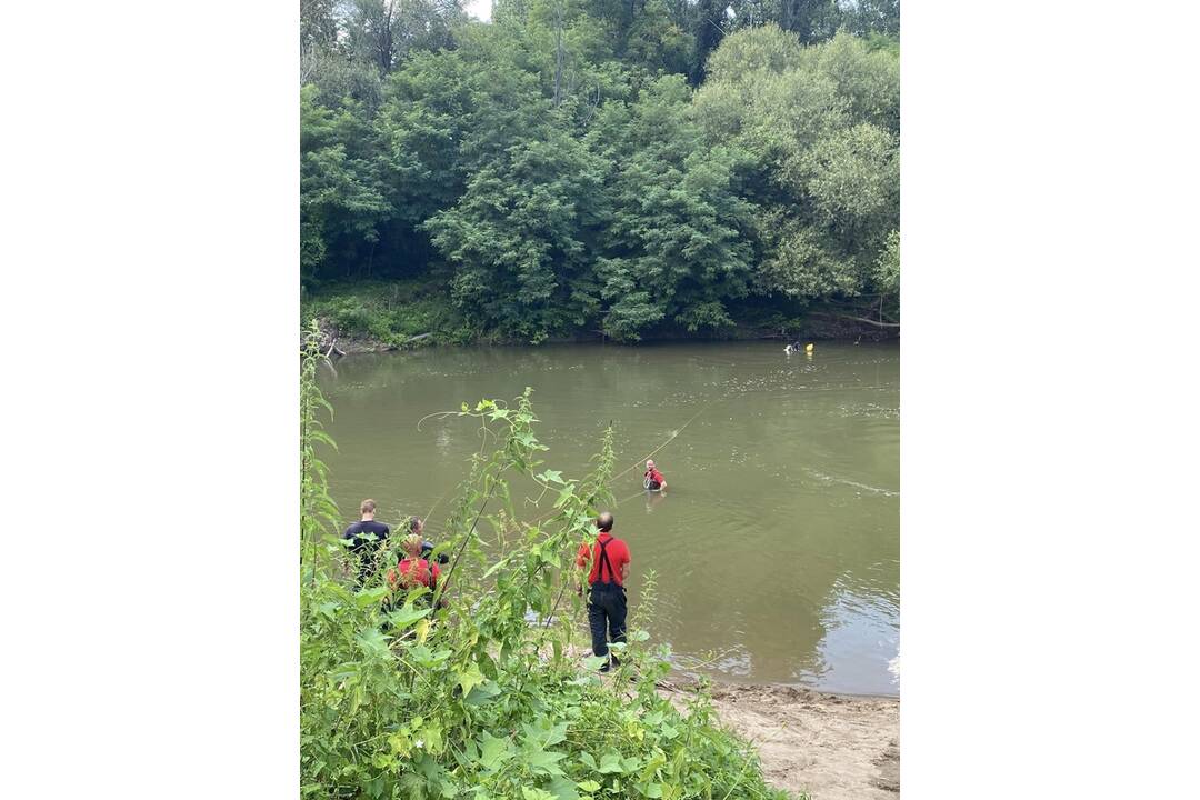 FOTO: Po občanovi Maďarska, ktorý sa utopil v rieke Ipeľ, pátrali aj slovenskí hasiči, foto 6