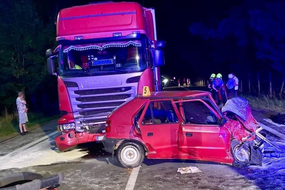 FOTO: Zrážka kamiónu s Feliciou mala tragický koniec, vodičovi už pomôcť nedokázali, foto 1