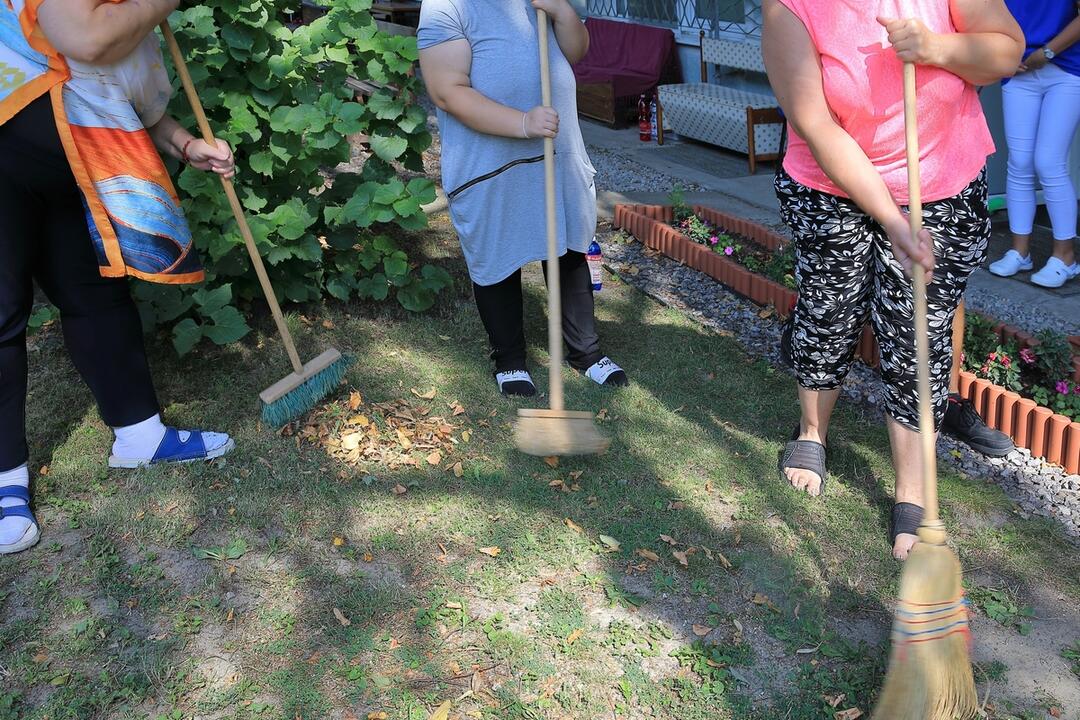 FOTO: Ergoterapia v záhradke rozkvitá. Fakultná nemocnica Nové Zámky lieči pacientov prácou, foto 4