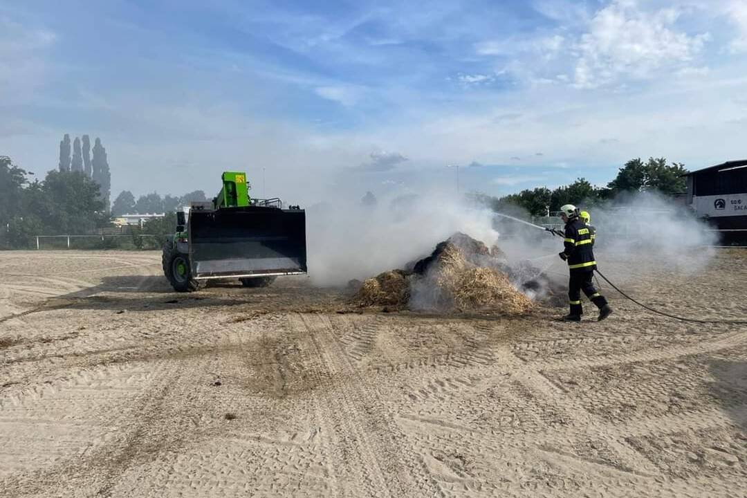 FOTO: Stajňu strednej školy v Šali zachvátili plamene, horí slama pod prístreškom, foto 4