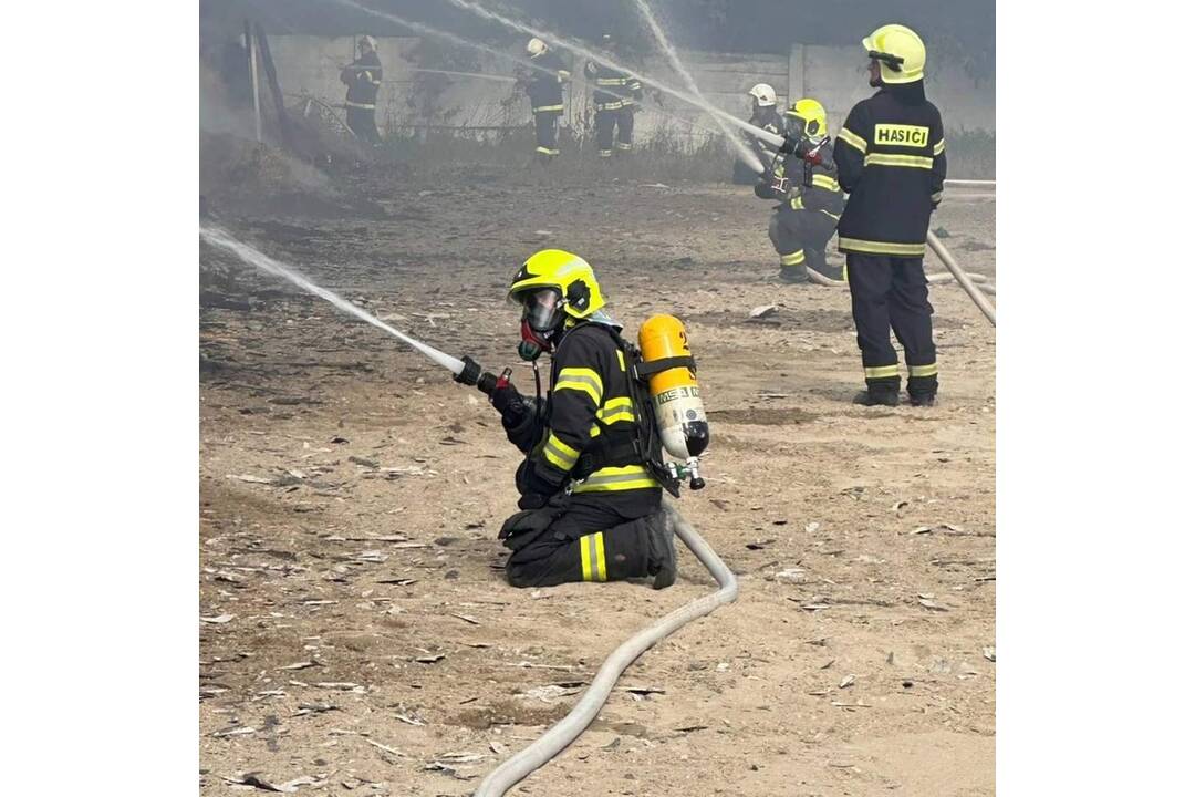 FOTO: Stajňu strednej školy v Šali zachvátili plamene, horí slama pod prístreškom, foto 7