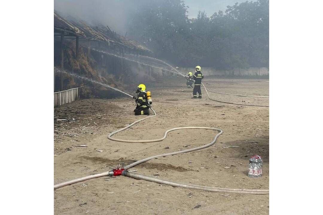 FOTO: Stajňu strednej školy v Šali zachvátili plamene, horí slama pod prístreškom, foto 9