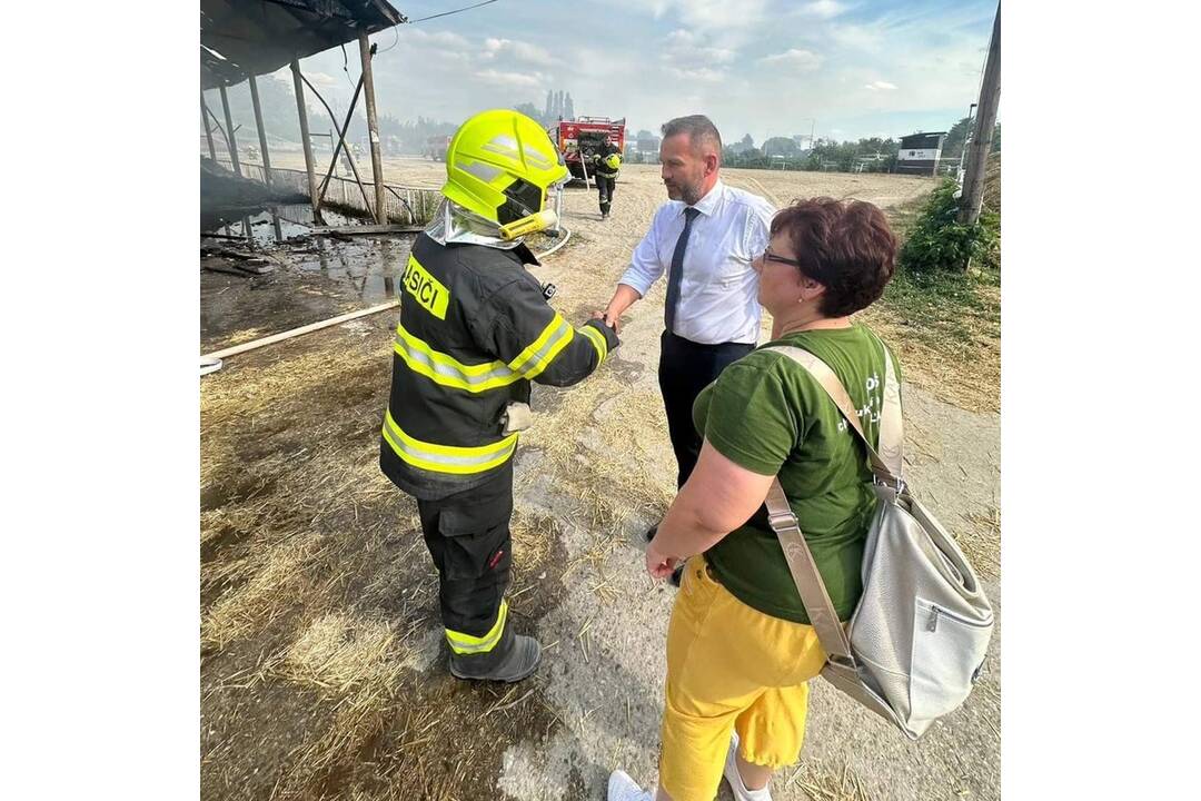 FOTO: Stajňu strednej školy v Šali zachvátili plamene, horí slama pod prístreškom, foto 10