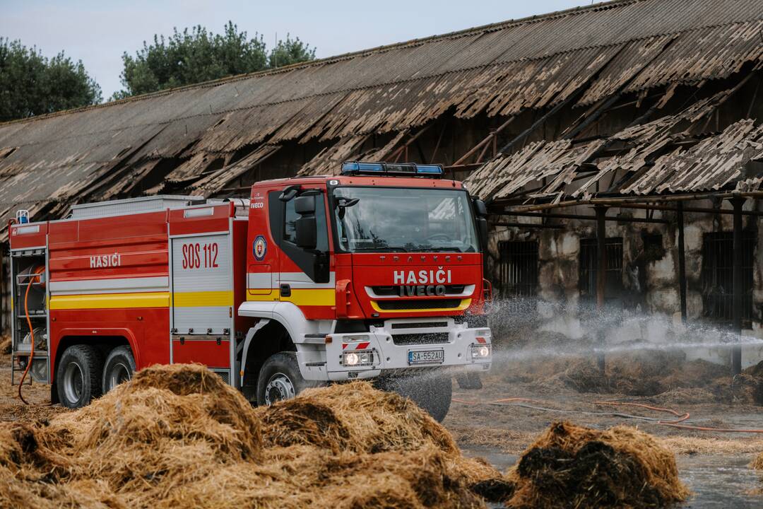 FOTO: Stajňu Strednej odbornej školy chovu koní a služieb v Šali zničil oheň, foto 1