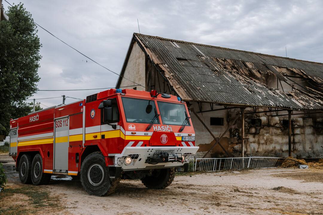 FOTO: Stajňu Strednej odbornej školy chovu koní a služieb v Šali zničil oheň, foto 4