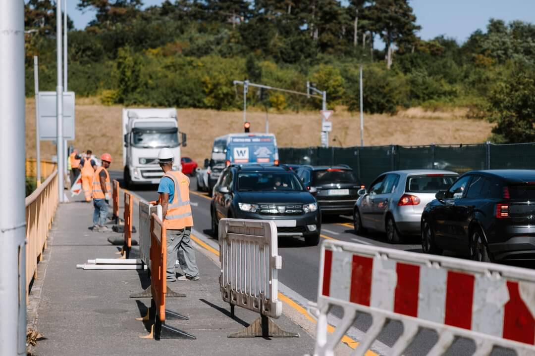 FOTO: Na Cabajskom moste v Nitre sa zrútila časť chodníka, dieru prekryli doskami, foto 5