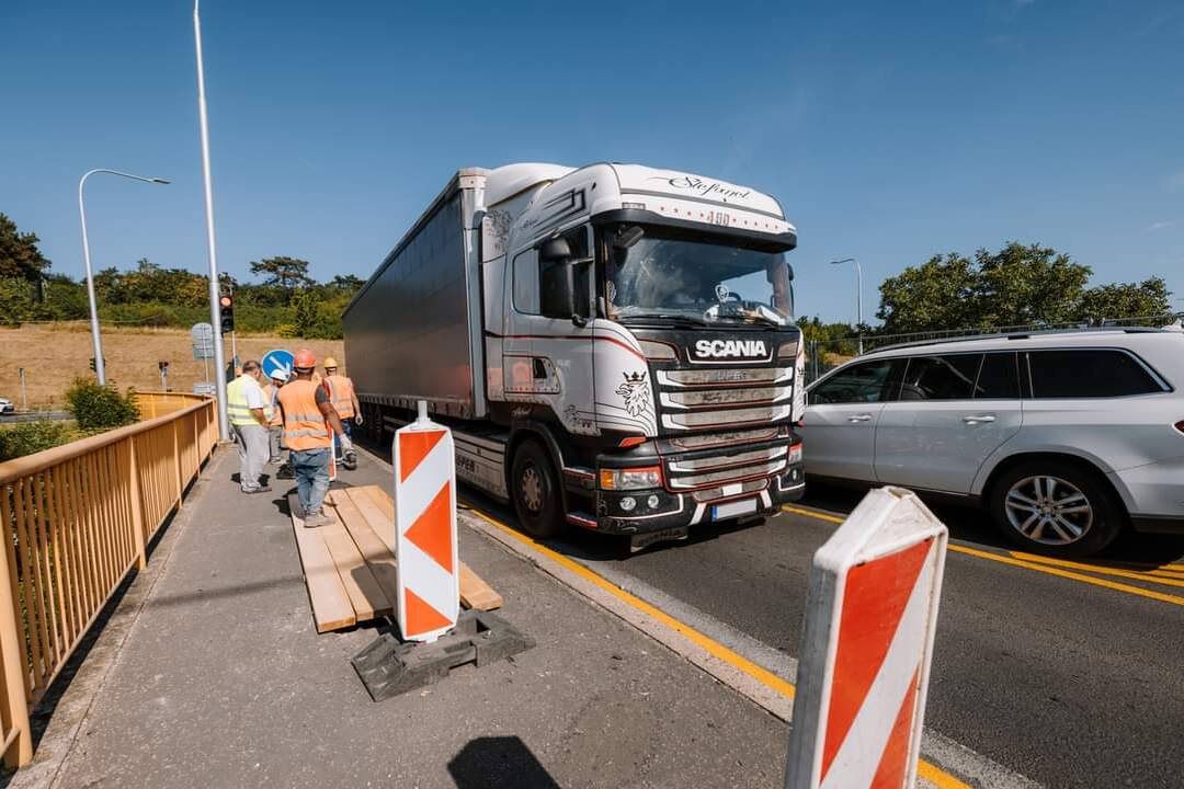 FOTO: Na Cabajskom moste v Nitre sa zrútila časť chodníka, dieru prekryli doskami, foto 6