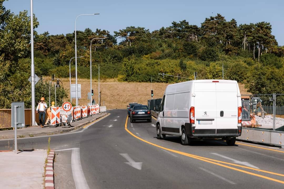 FOTO: Na Cabajskom moste v Nitre sa zrútila časť chodníka, dieru prekryli doskami, foto 9