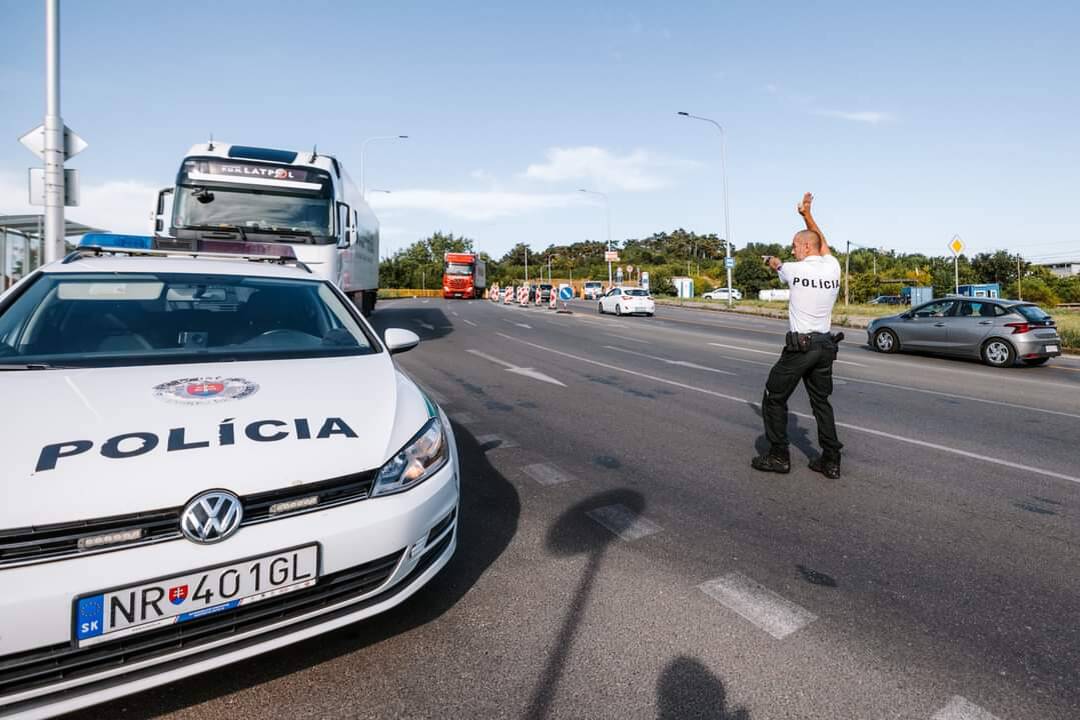 FOTO: Na Cabajskom moste v Nitre sa zrútila časť chodníka, dieru prekryli doskami, foto 11