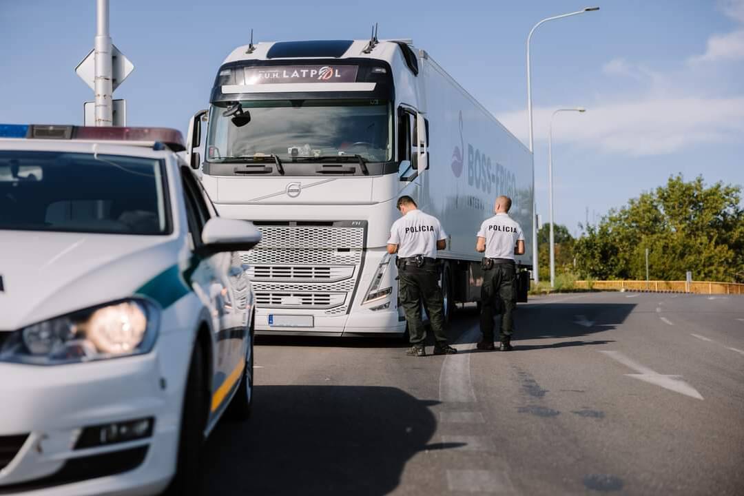 FOTO: Na Cabajskom moste v Nitre sa zrútila časť chodníka, dieru prekryli doskami, foto 10