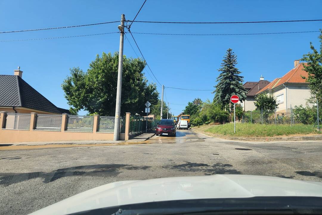 FOTO: Na nitrianskom Čermáni prerábajú potrubie, voda zaplavila niekoľko ulíc, foto 1