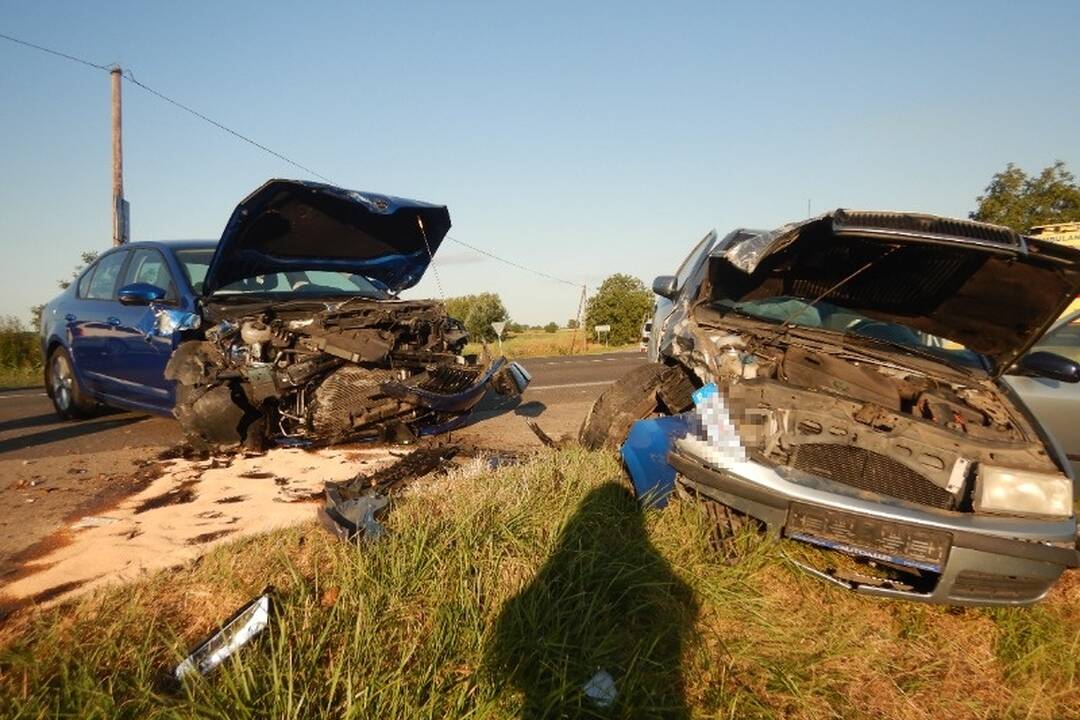 FOTO: Nehoda pri Komárne zablokovala jazdný pruh, zranilo sa viacero osôb, foto 2