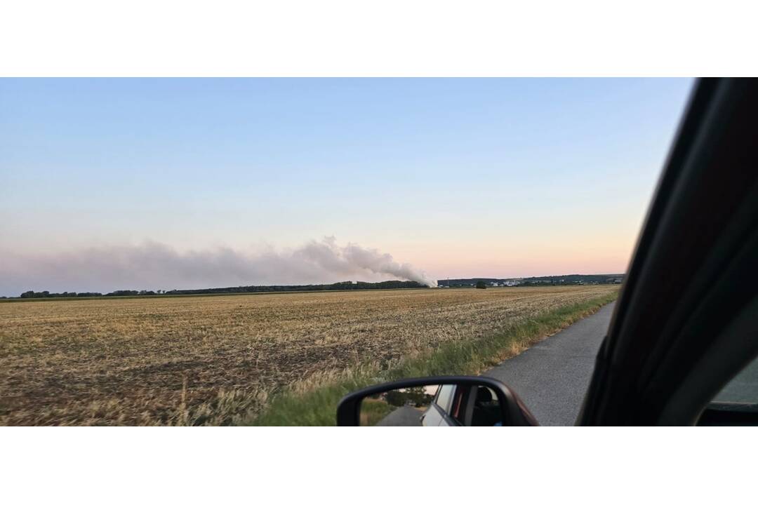 FOTO: Požiar v kompostárni v Dolných Krškanoch zachytili aj z výšky, okolím sa šíri hustý dym, foto 5