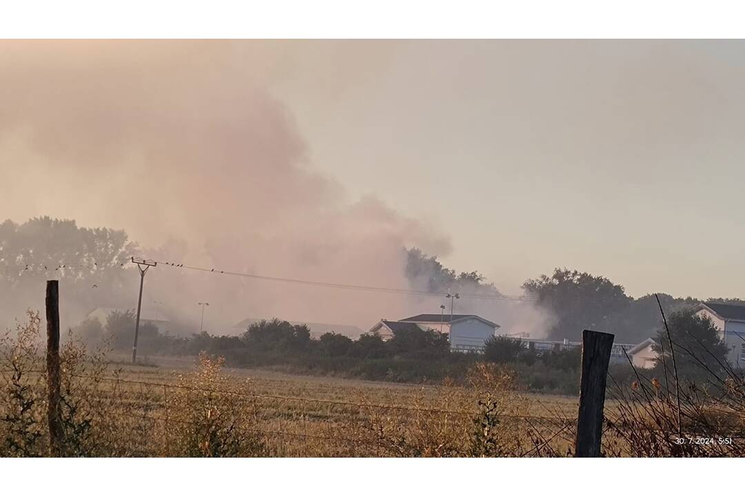 FOTO: Požiar v kompostárni v Dolných Krškanoch zachytili aj z výšky, okolím sa šíri hustý dym, foto 7