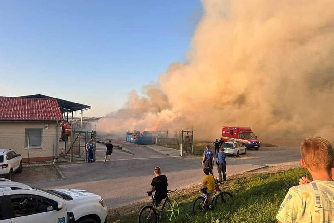 FOTO: Požiar v kompostárni v Dolných Krškanoch zachytili aj z výšky, okolím sa šíri hustý dym, foto 3