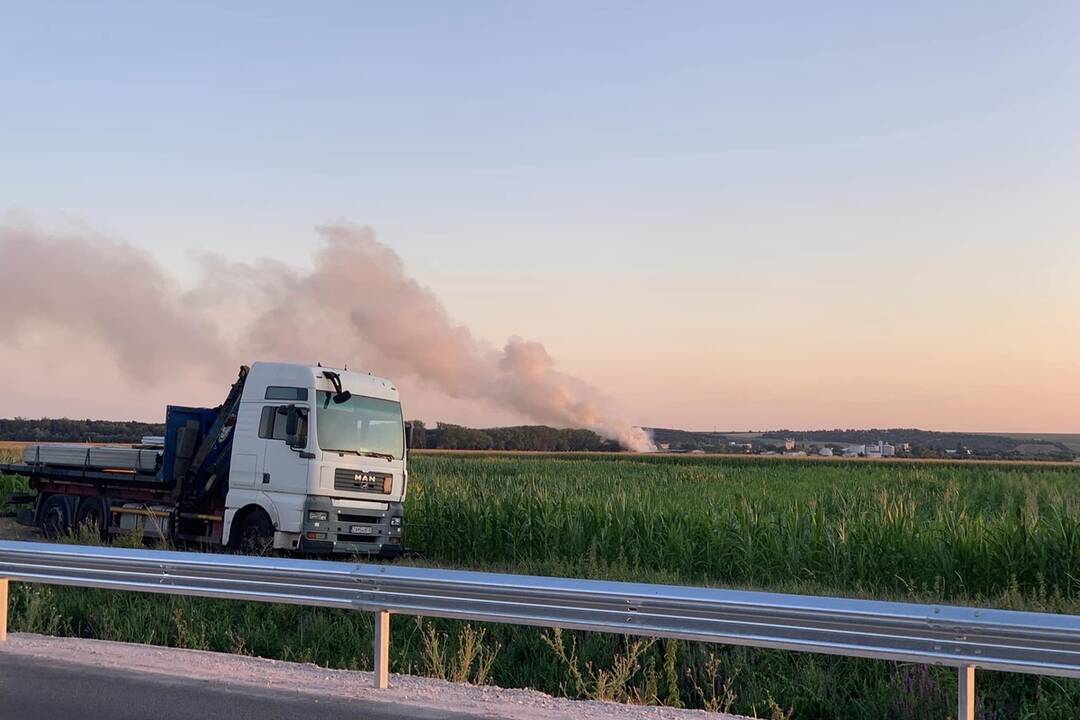 FOTO: Požiar v kompostárni v Dolných Krškanoch zachytili aj z výšky, okolím sa šíri hustý dym, foto 9