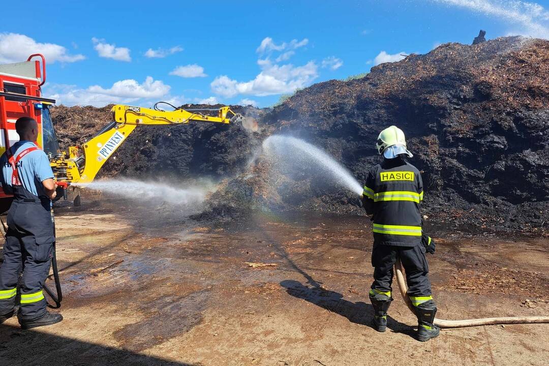 FOTO: Dobrovoľní hasiči z Ivanky pri Nitre išli znovu hasiť do kompostárne v Dolných Krškanoch, foto 5