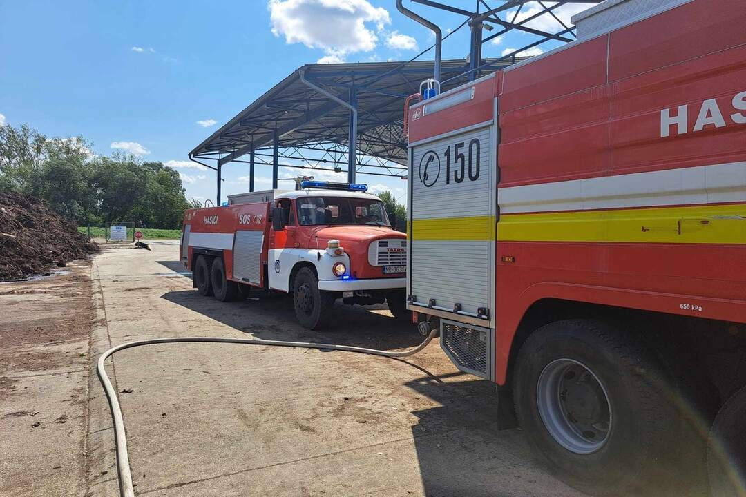 FOTO: Dobrovoľní hasiči z Ivanky pri Nitre išli znovu hasiť do kompostárne v Dolných Krškanoch, foto 6