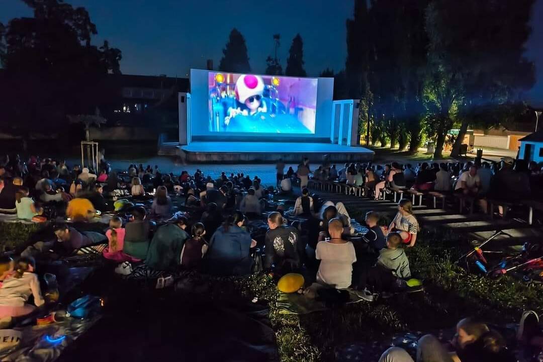 FOTO: Po letnom premietaní na amfiteátri v Šali ostáva na zemi neporiadok, foto 4