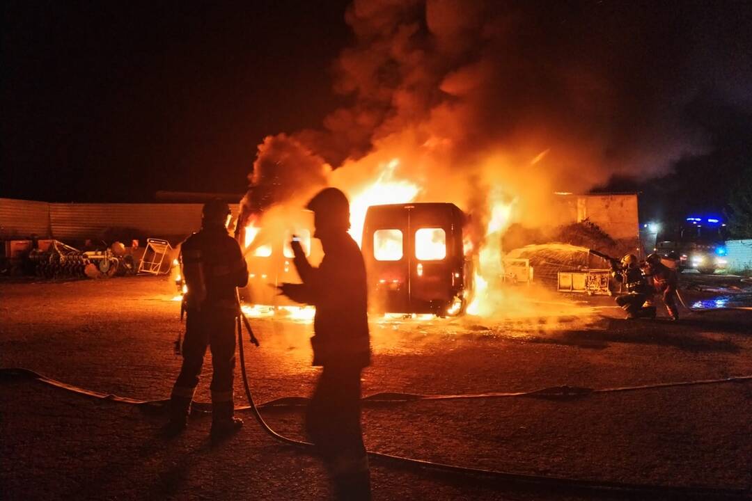 FOTO: V obci Jarok zhoreli tri dodávky odparkované pred miestnou firmou, plamene dosahovali 10 metrov, foto 2