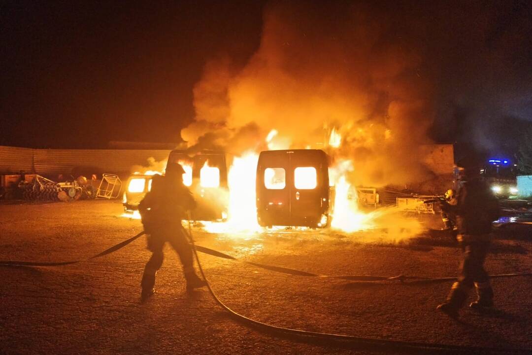 FOTO: V obci Jarok zhoreli tri dodávky odparkované pred miestnou firmou, plamene dosahovali 10 metrov, foto 3