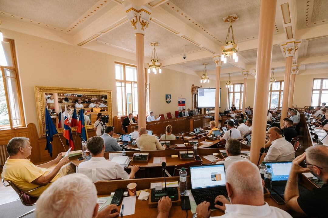 FOTO: V Nitrianskom kraji chcú prestavať nevyužívané budovy na zariadenia sociálnych služieb , foto 4