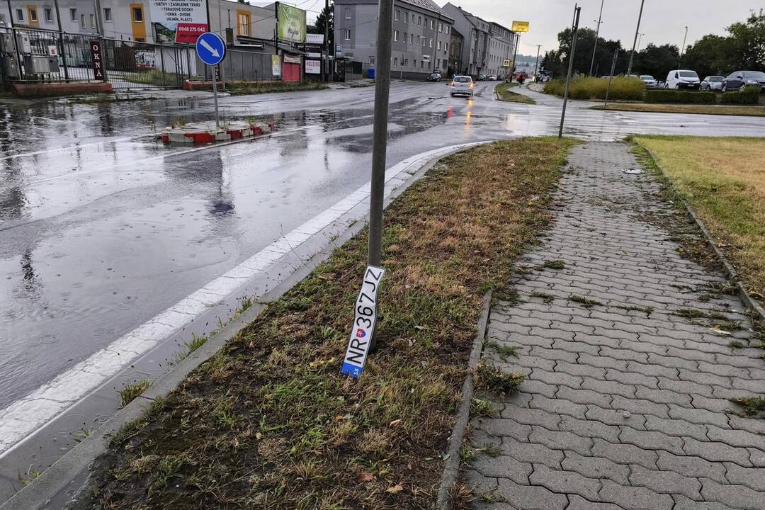 FOTO: Nitra bola počas búrky opäť pod vodou, silný vietor lámal stromy , foto 2