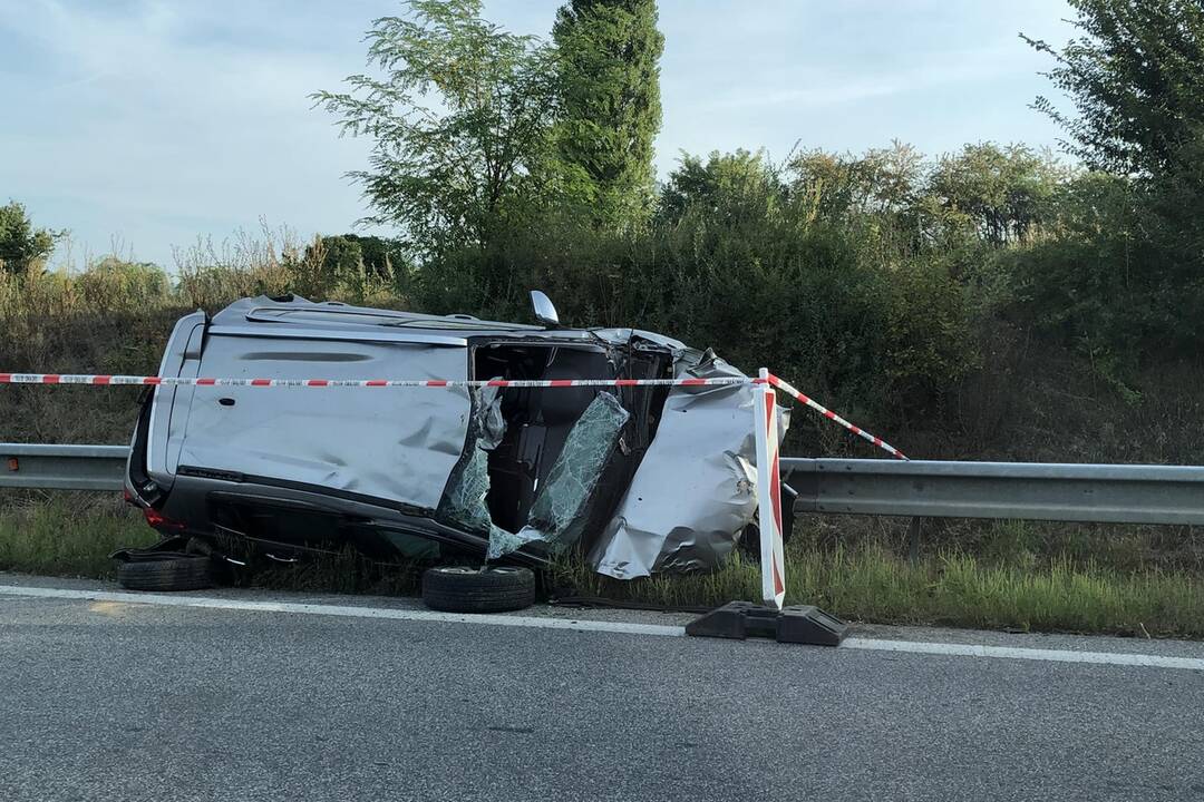 FOTO: Pri obci Choča havarovalo auto, skončilo prevrátené na boku, foto 5