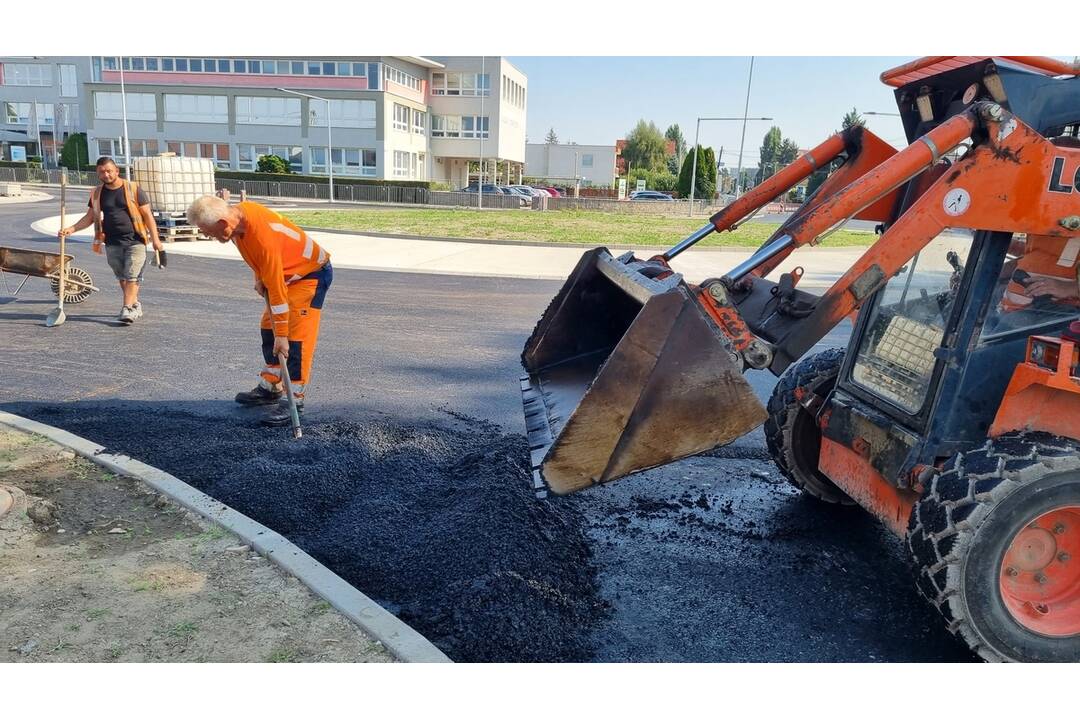 FOTO: Nový kruhový objazd pri budúcom OC Klokan v Šali je hotový, foto 2