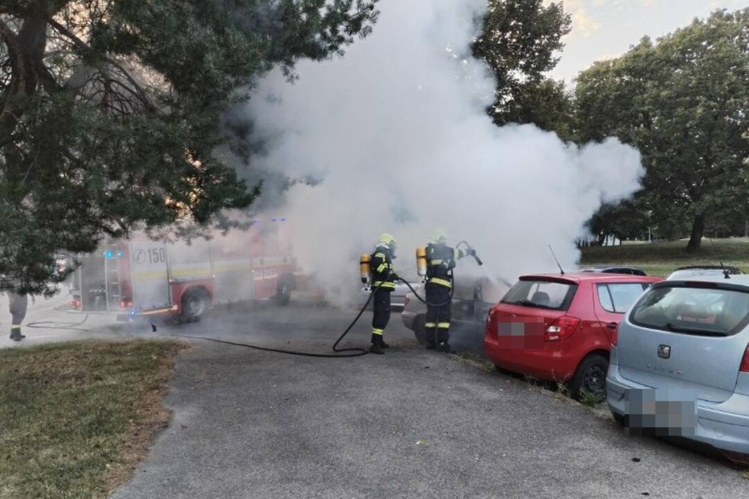 FOTO: V Nitre horelo auto a takmer sa od neho vznietilo aj ďalšie, foto 5