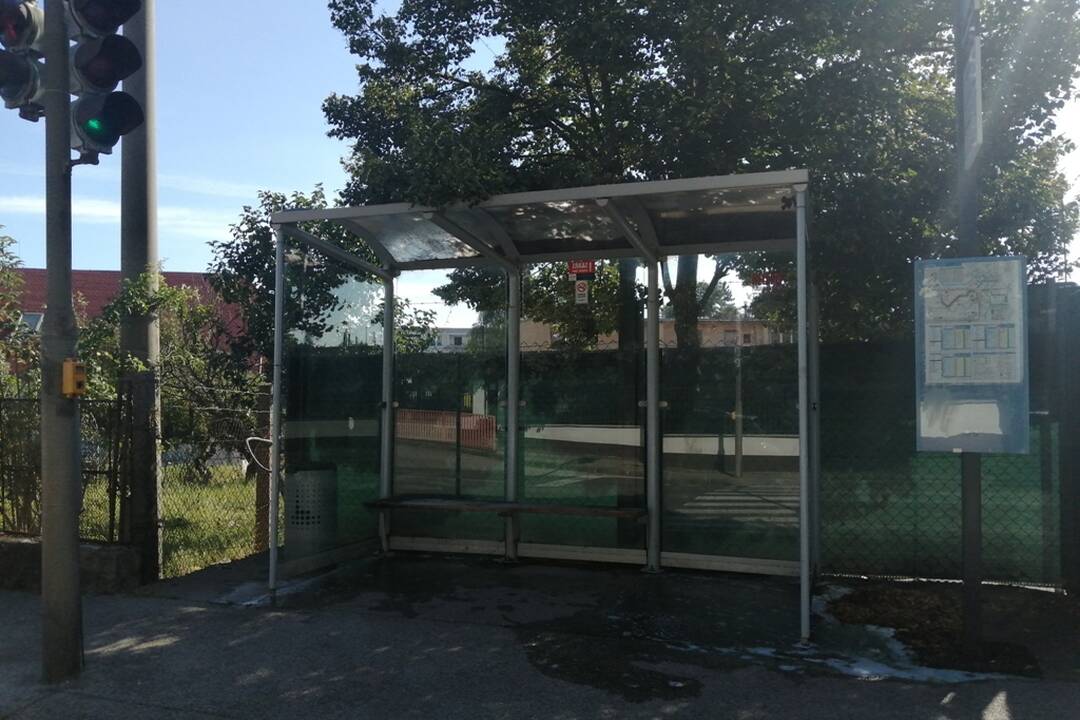 FOTO: V Nitre vyčistili autobusové prístrešky, foto 1