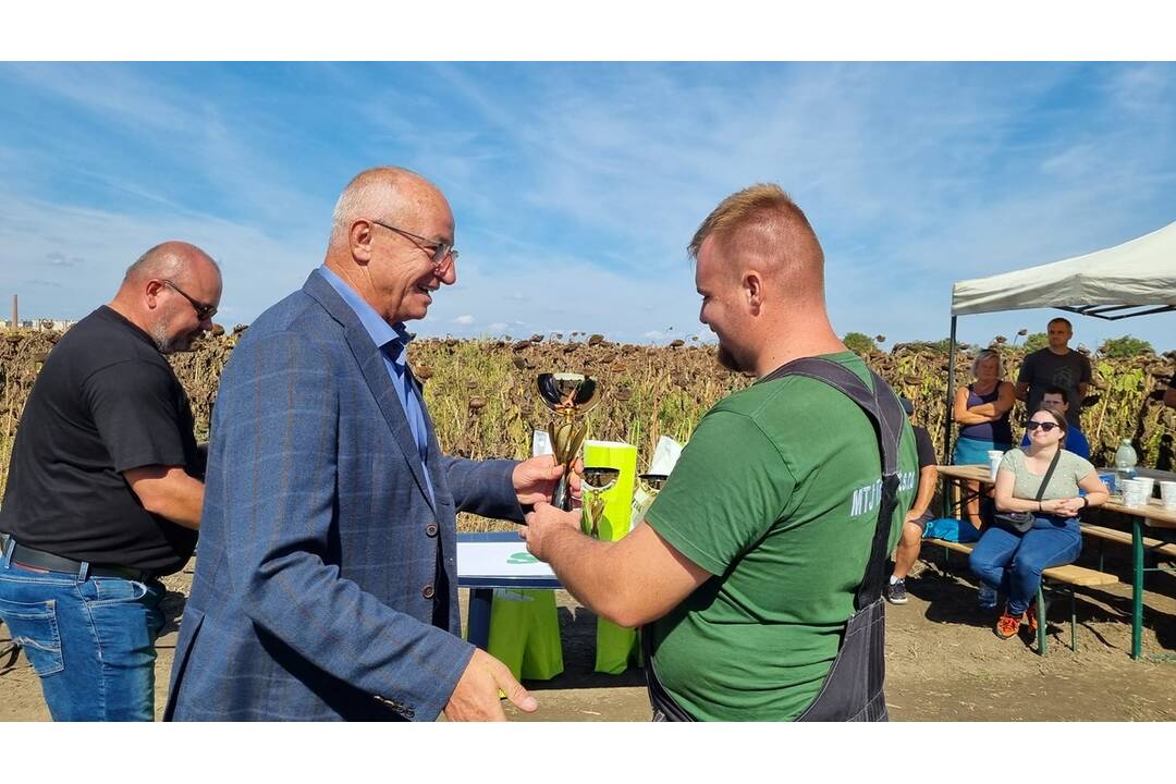 FOTO: V Šali sa konali majstrovstvá v orbe. Na poli sa hemžili traktory a takto to vyzeralo , foto 2