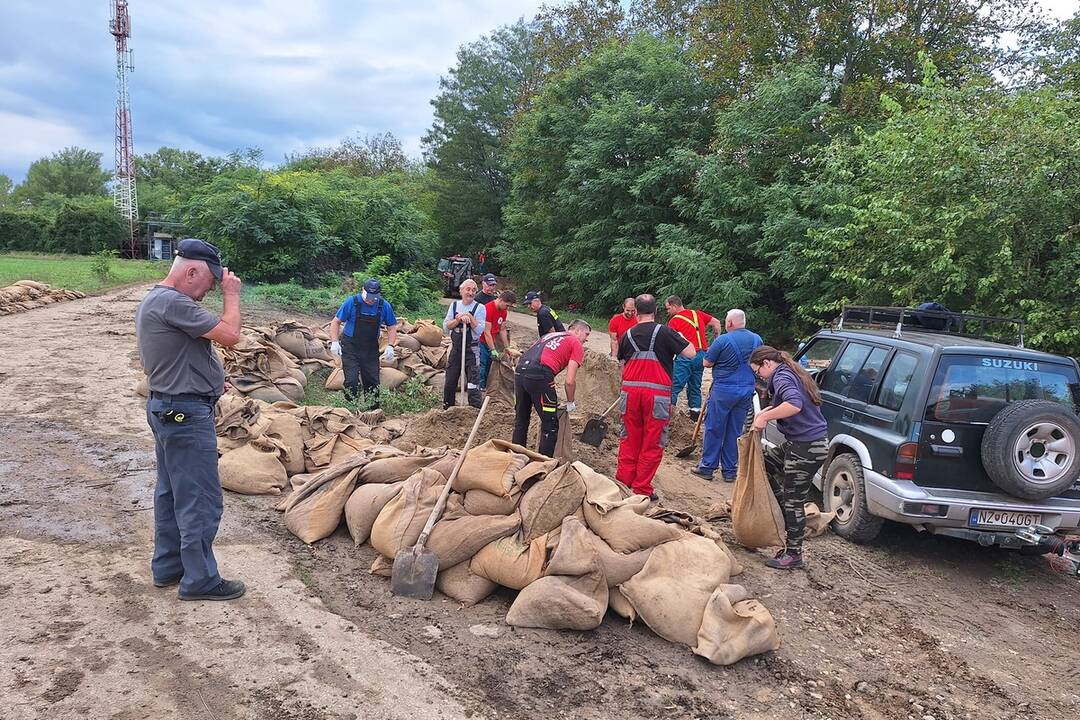 FOTO: V obci Chľaba sú povodne, nachystali vrecia s pieskom aj provizórne hrádze, foto 3