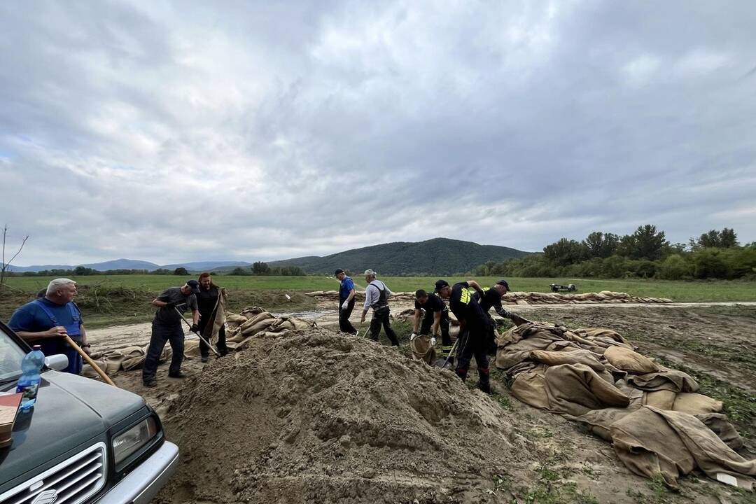 FOTO: V obci Chľaba sú povodne, nachystali vrecia s pieskom aj provizórne hrádze, foto 4